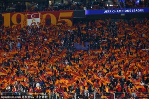 欧冠赛场惊魂！加拉塔萨雷悍将断指，怒指利物浦与欧足联，索赔风暴一触即发